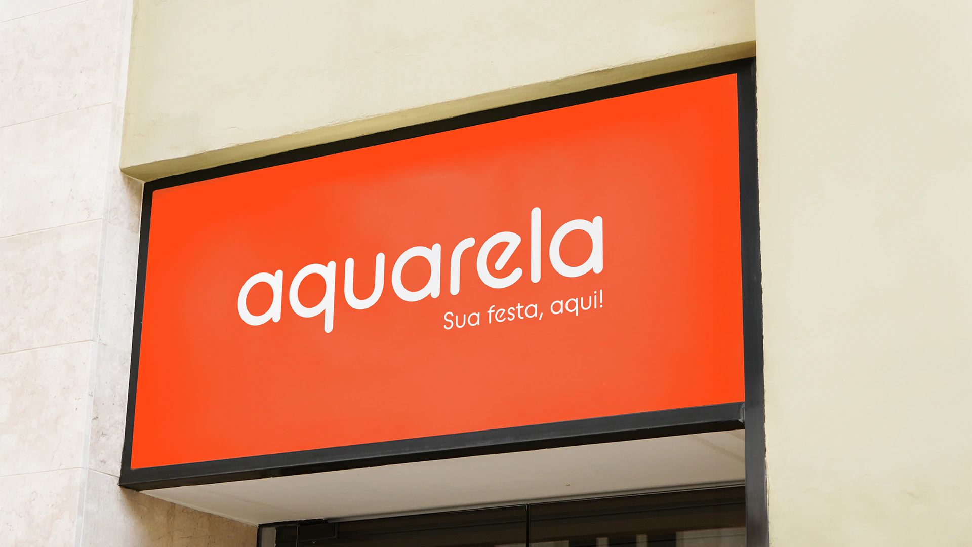 Fachada com o logotipo aquarela