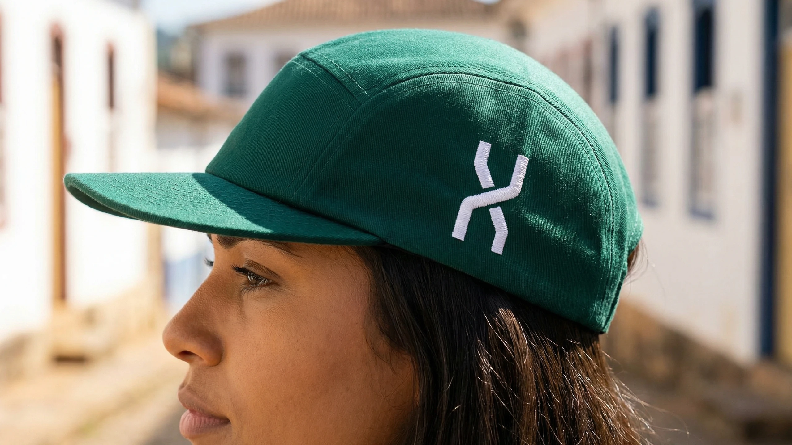 Boné verde com o símbolo do Diamantino