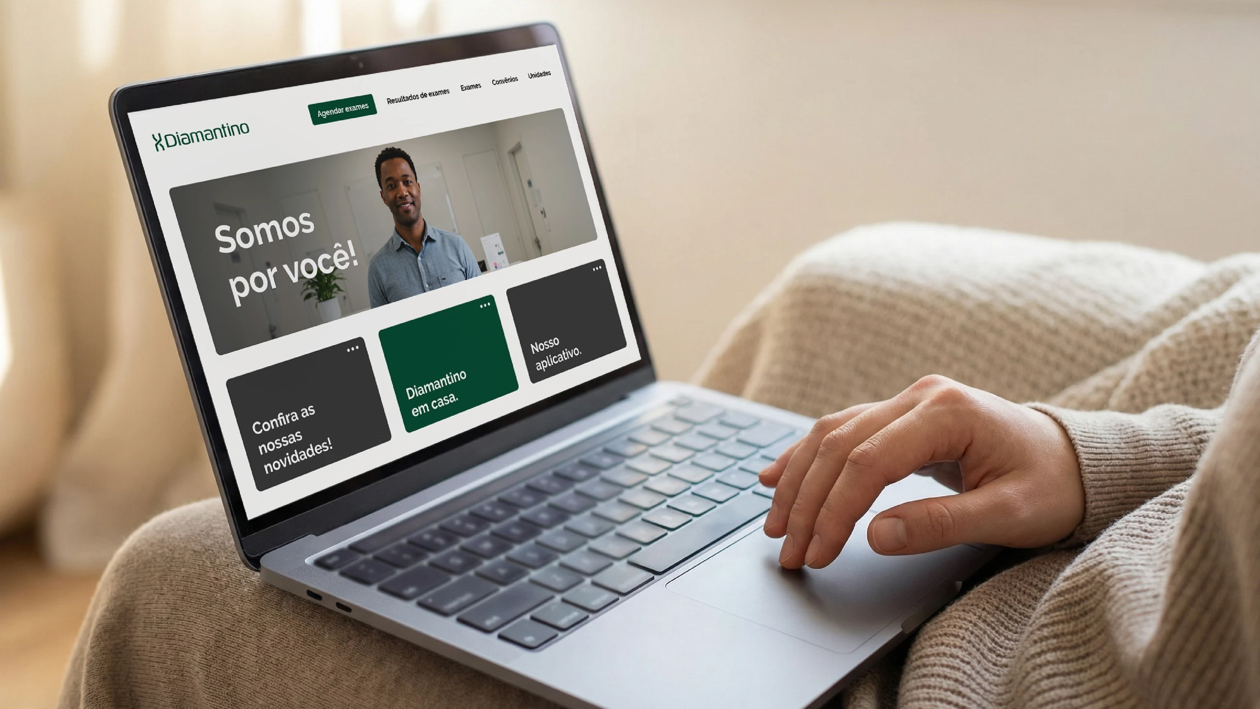 Site do Diamantino em um notebook