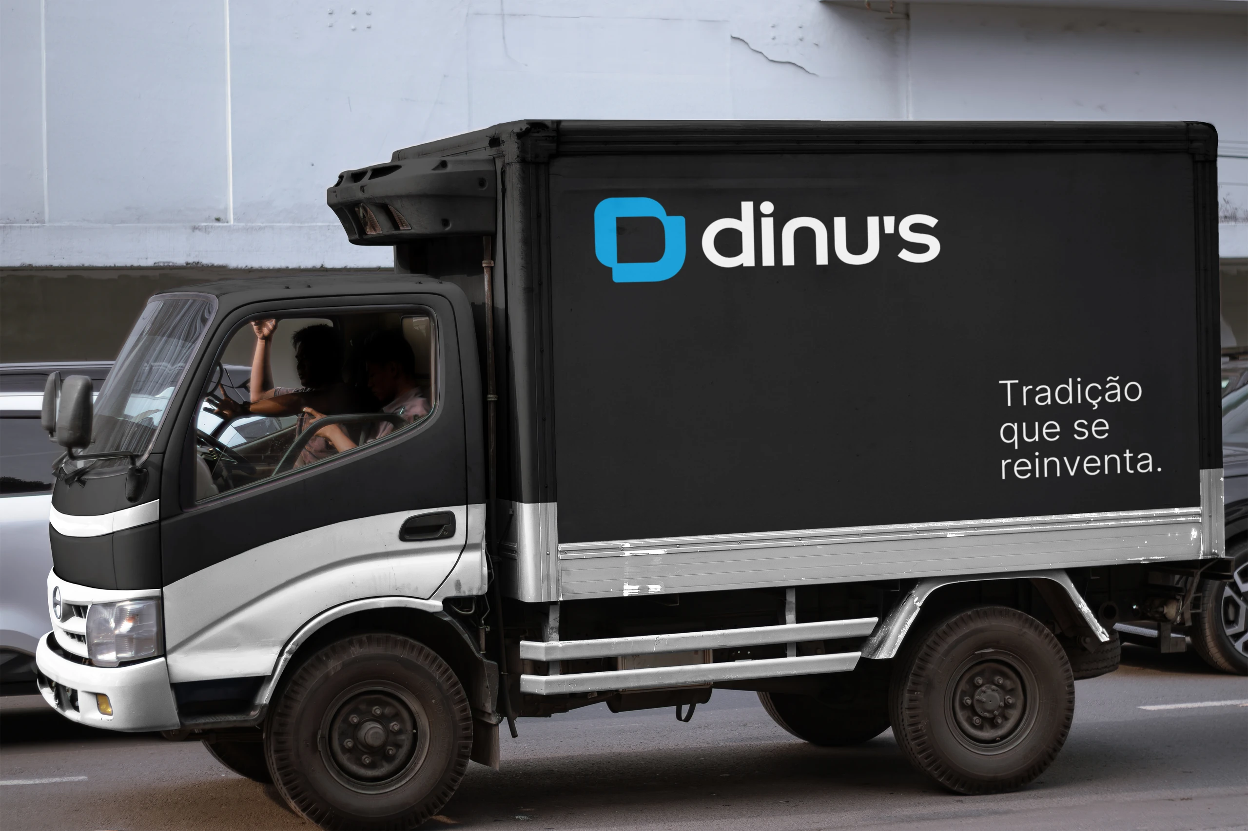 Caminhão plotado da DINU’S com a frase “Tradição que se reinventa.”
