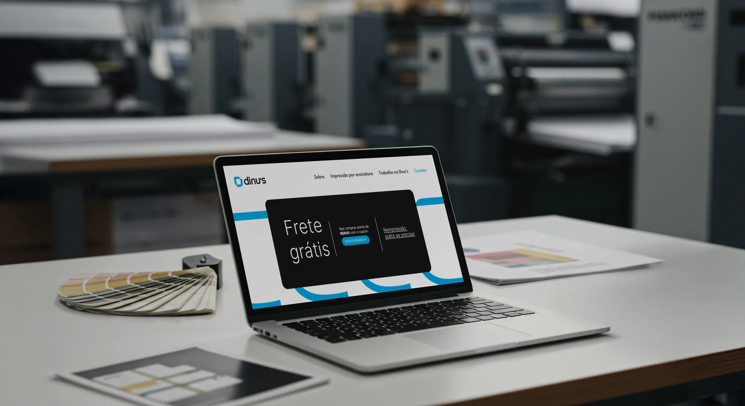 Site da DINU’S em um notebook na área de produção