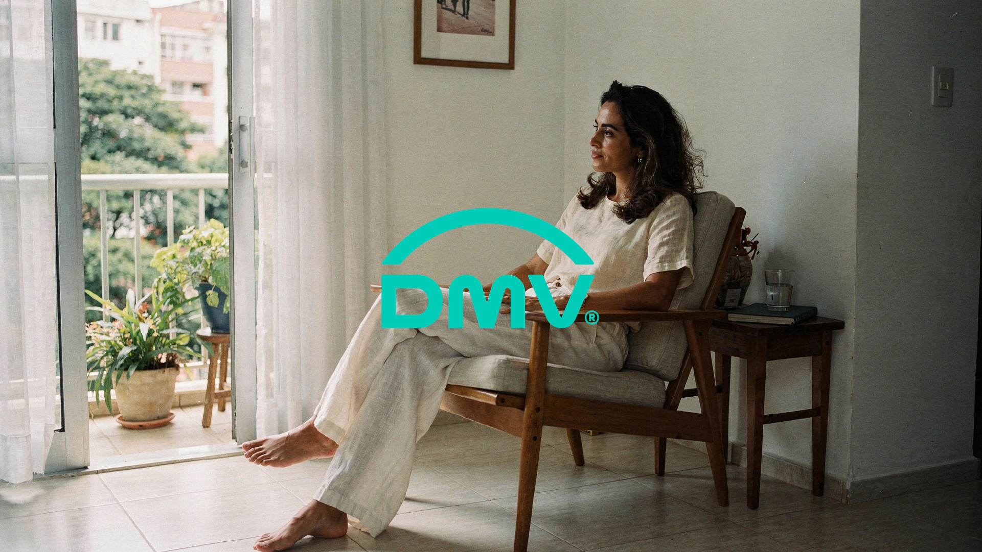 Mulher descansando em casa com o símbolo da DMV