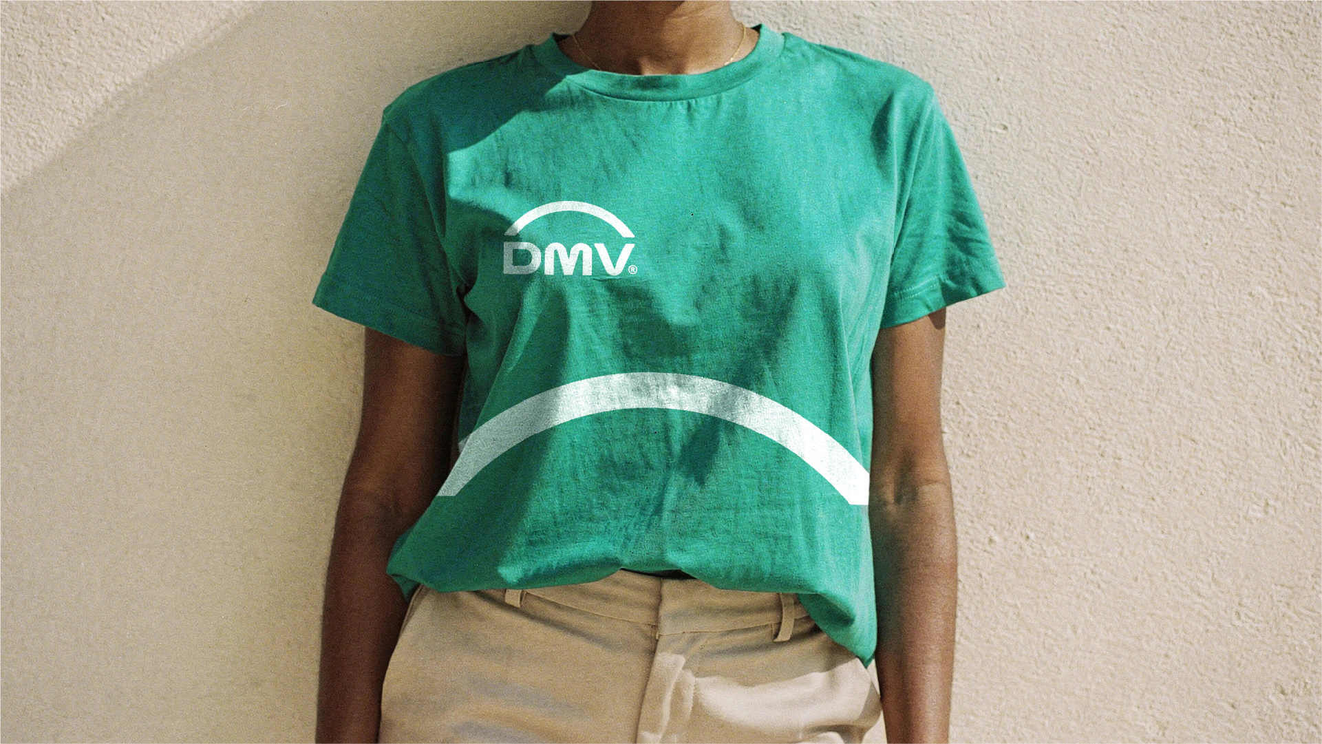 Camiseta com o logotipo e o arco da DMV