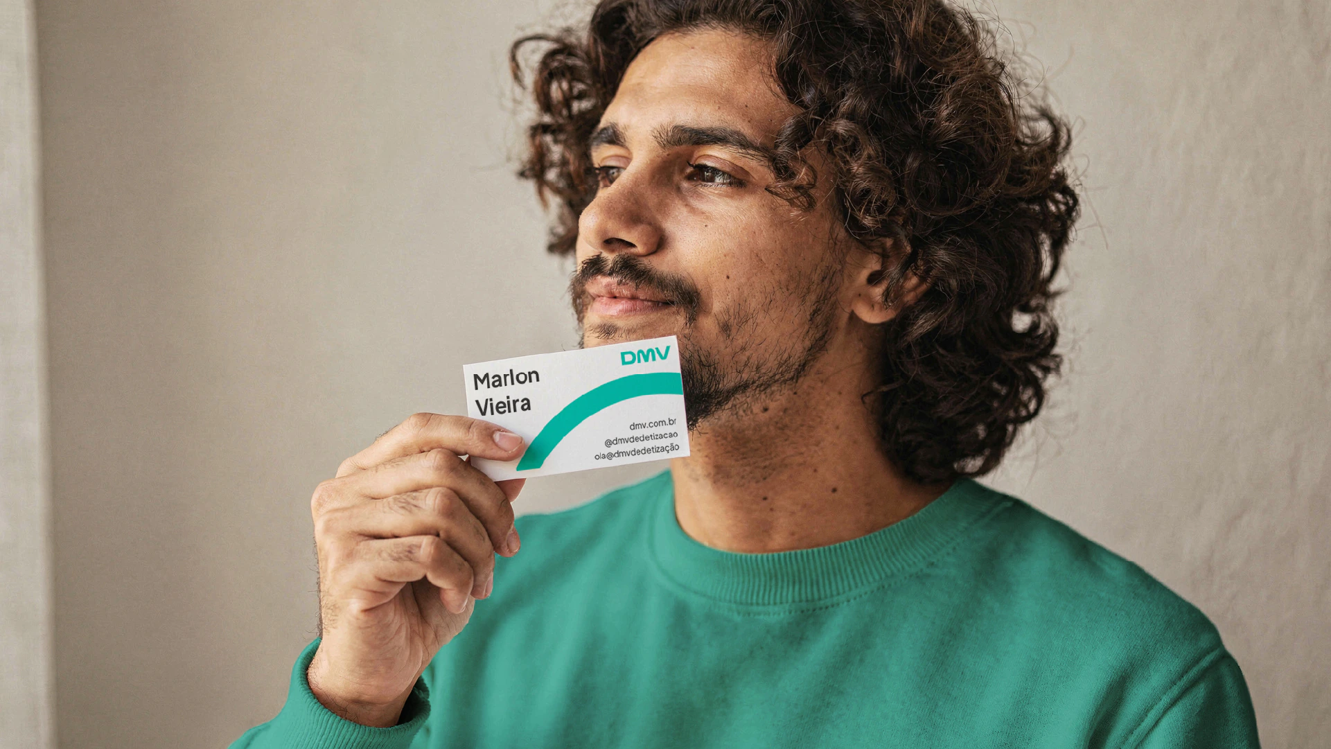 Homem segurando um cartão de visita da DMV
