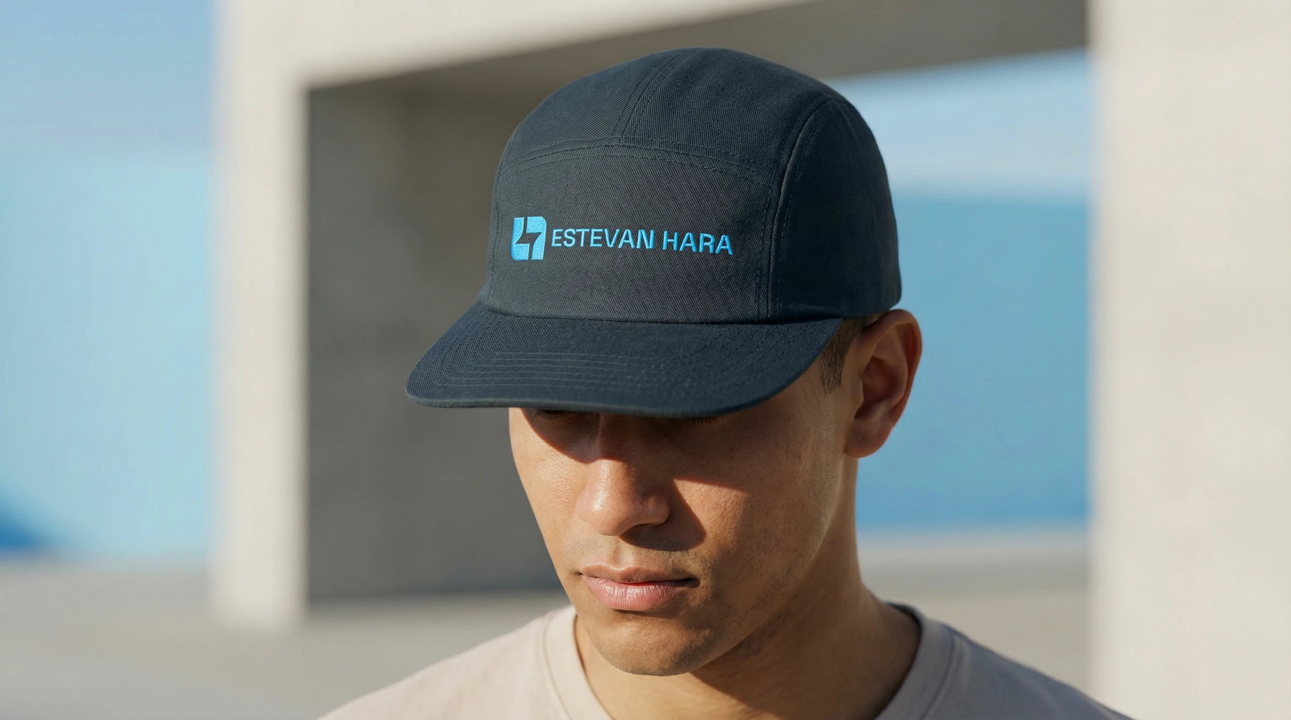 Boné com o logotipo de Estevan Hara