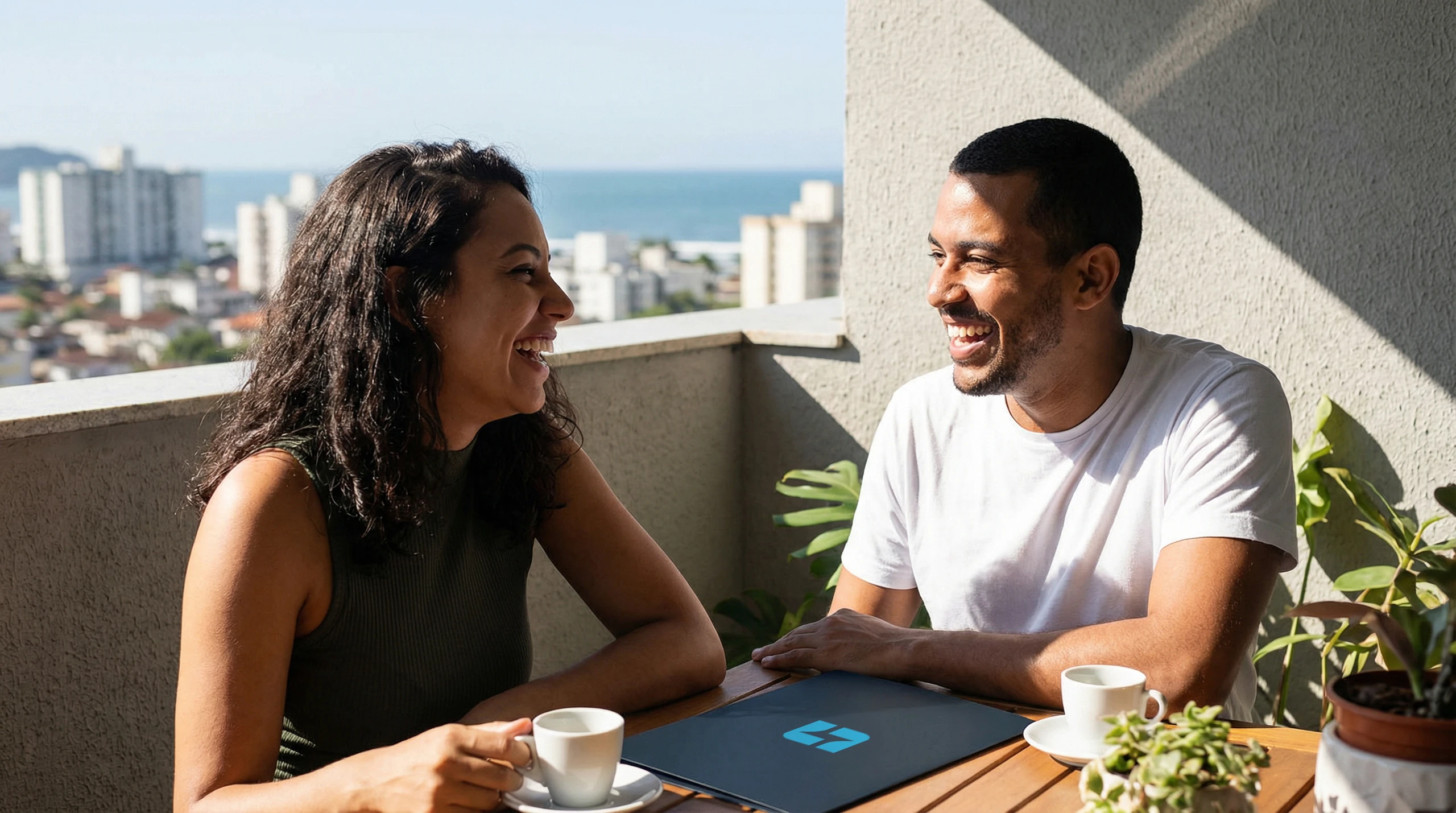 Casal conversando em uma varanda com vista para o mar
