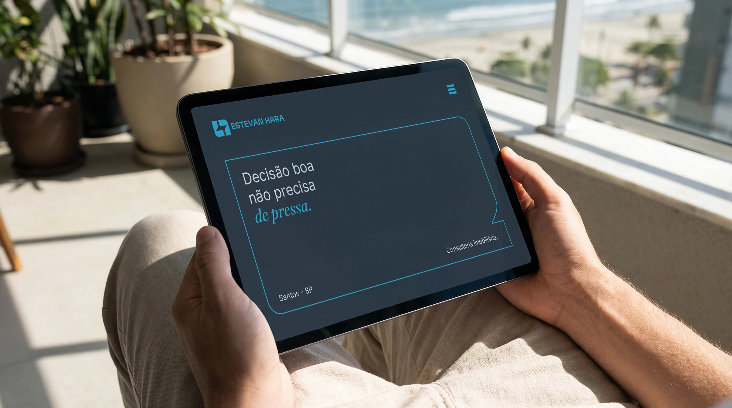 Tablet com a peça “Decisão boa não precisa de pressa.”