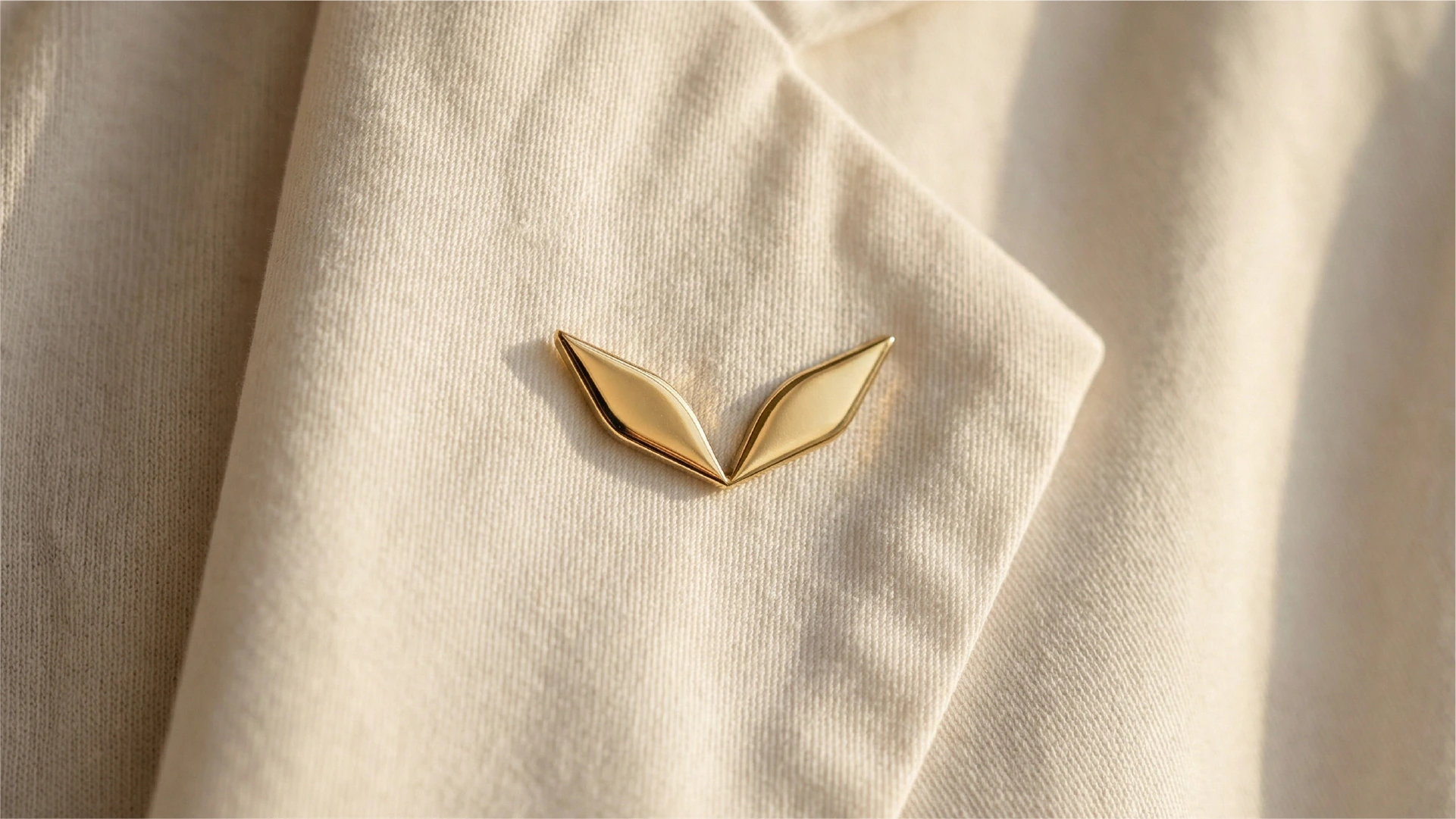 Pin dourado da Livser em um blazer