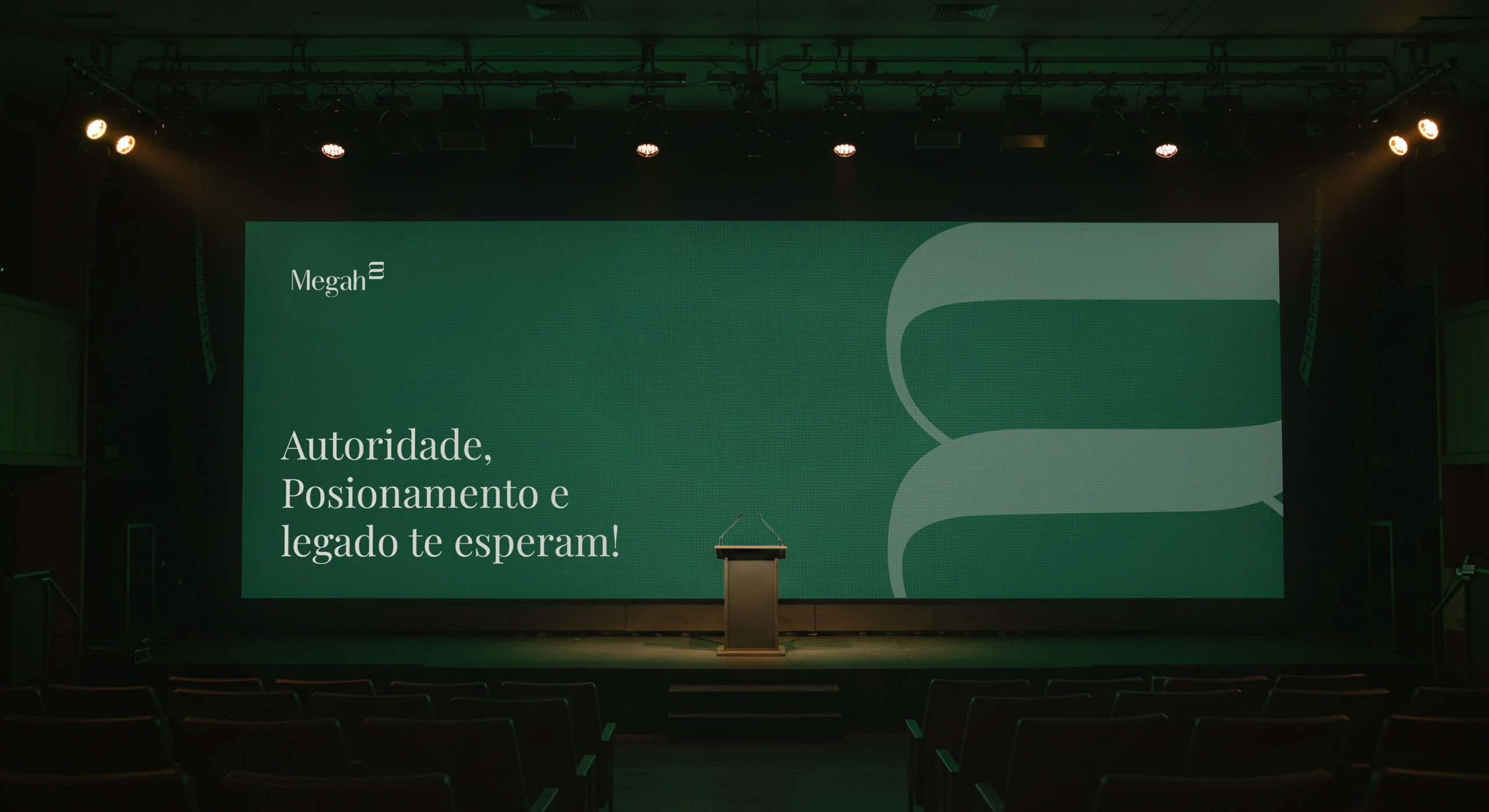 Palco com o painel “Autoridade, posicionamento e legado te esperam!”