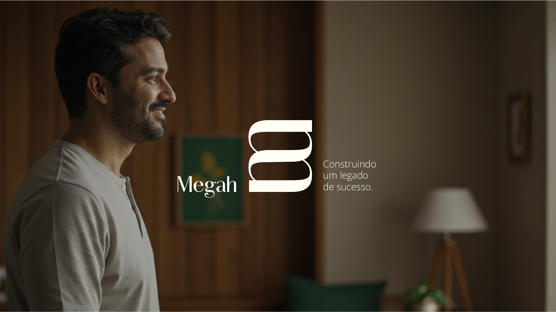 Homem diante do painel “Construindo um legado de sucesso.”