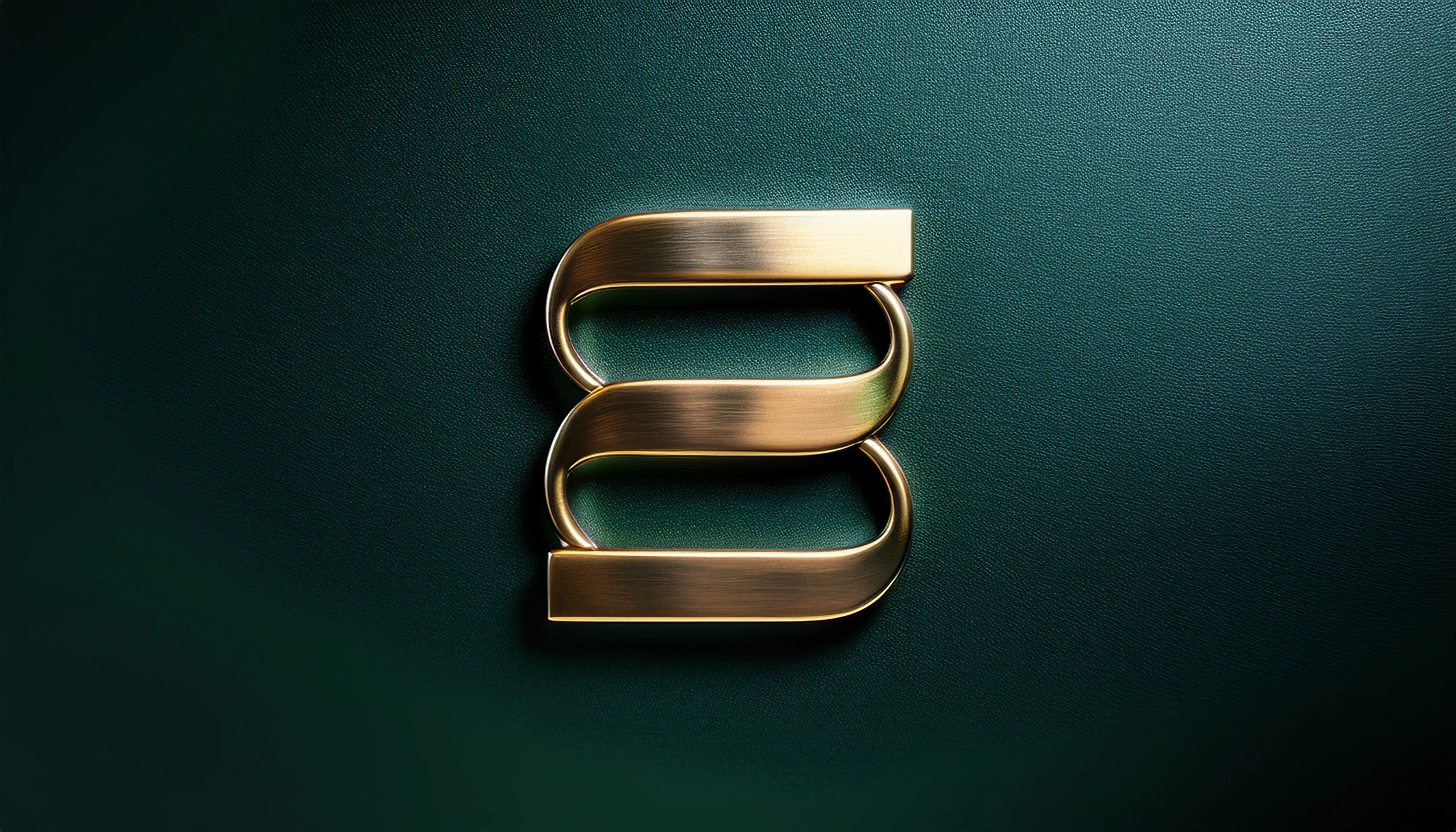 Símbolo da Megah em metal dourado sobre fundo verde