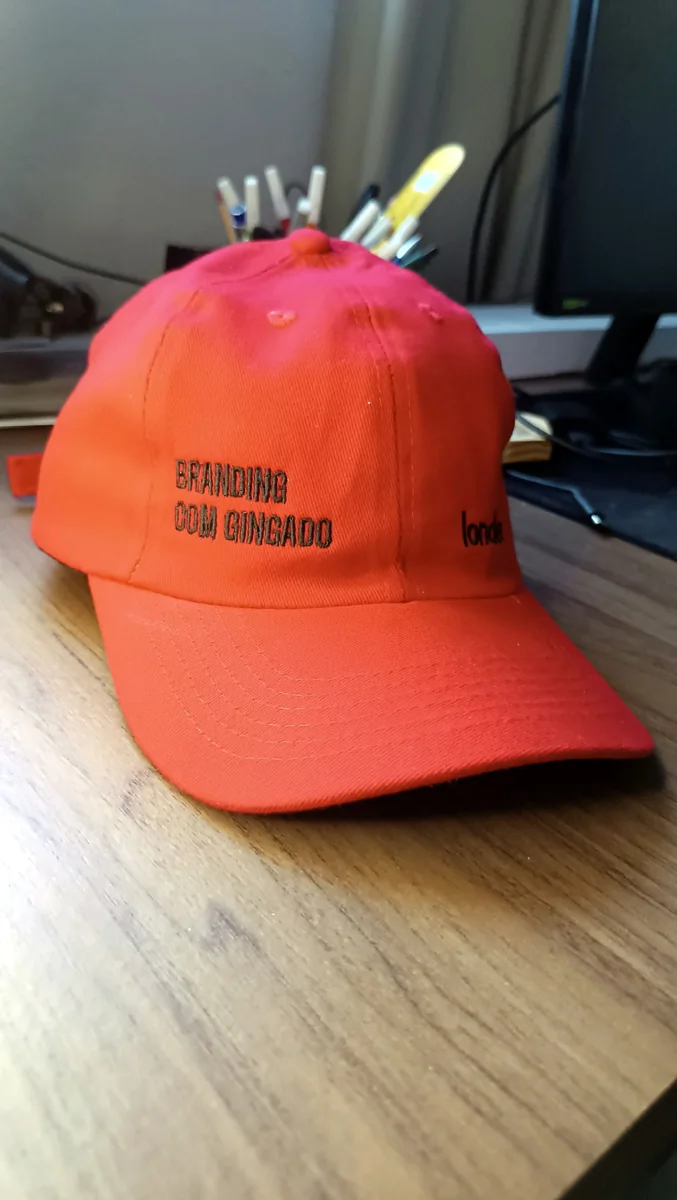 Boné vermelho Branding com gingado