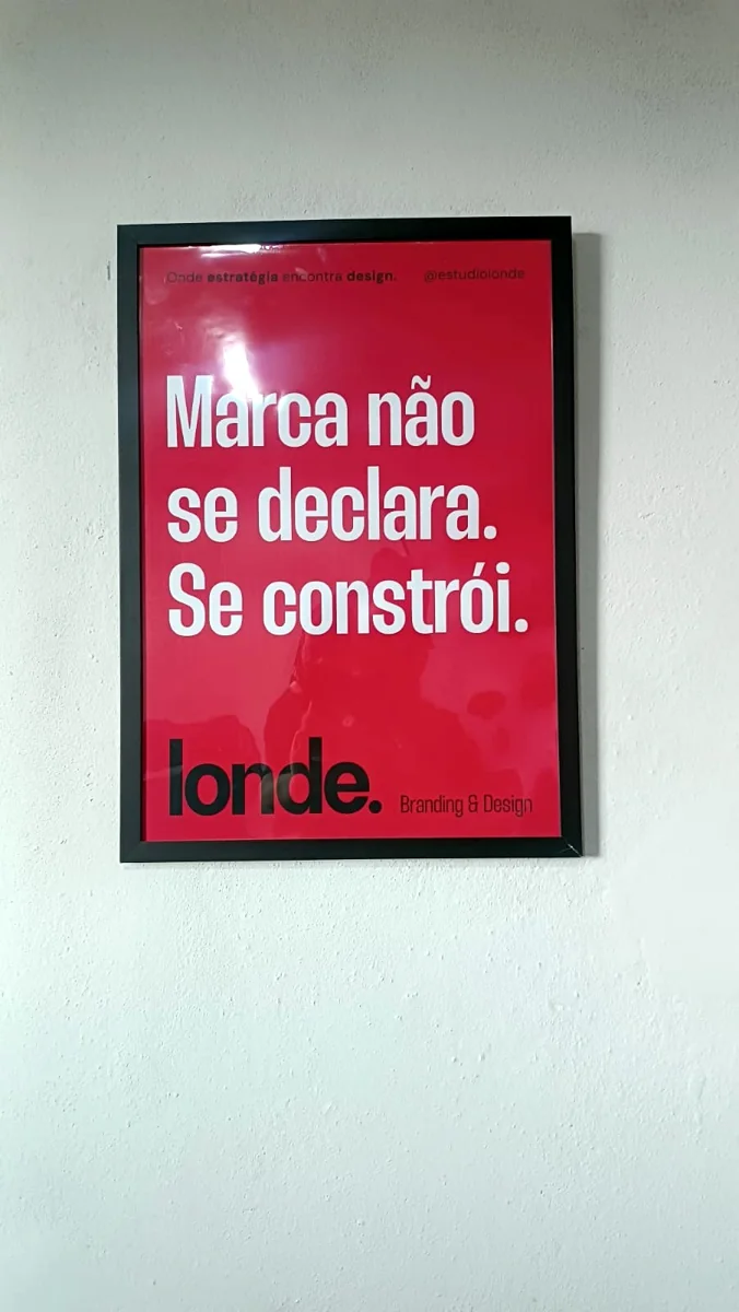Quadro vermelho com o logo londe.