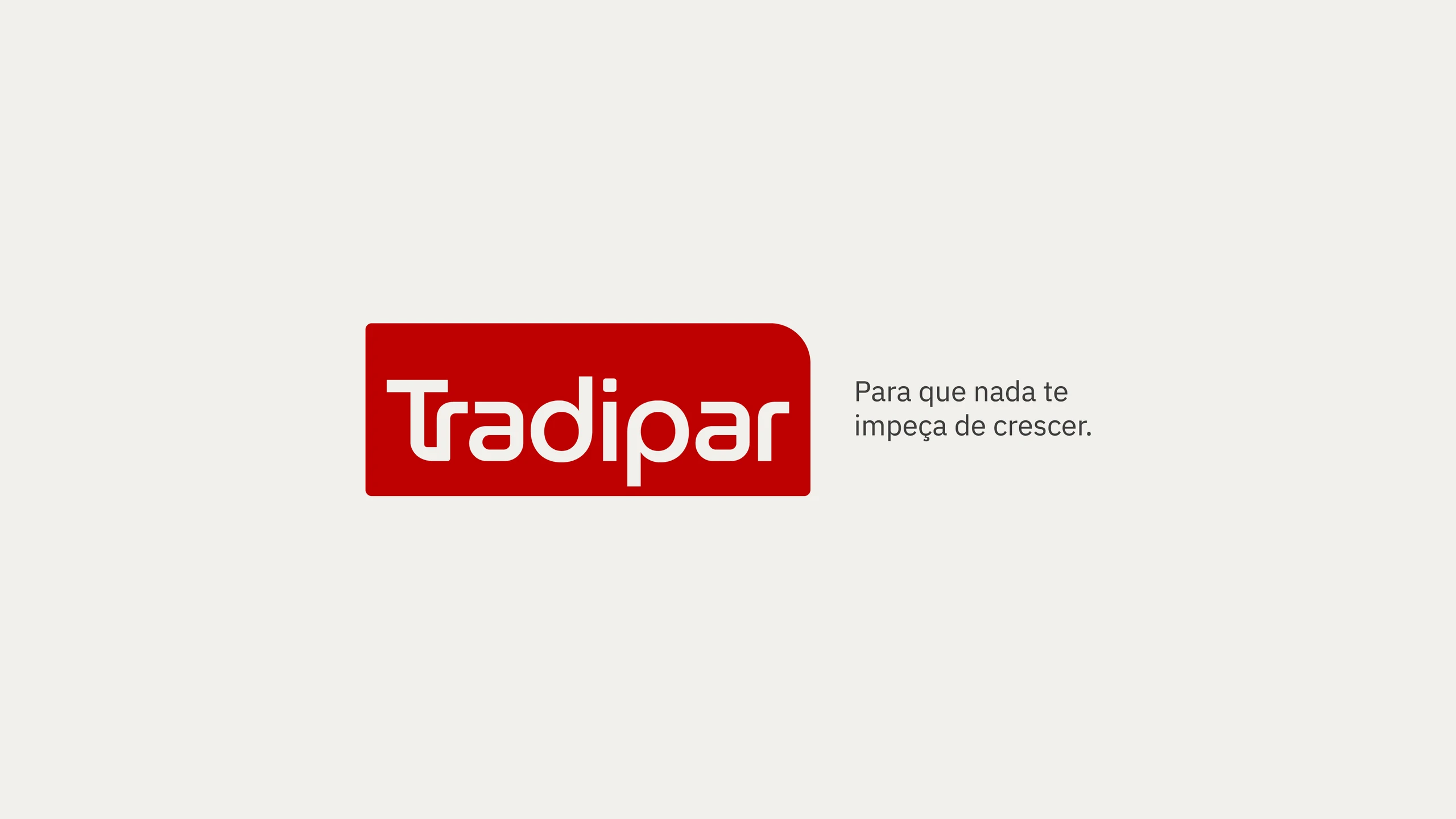Logotipo Tradipar em vermelho com a assinatura “Para que nada te impeça de crescer.”