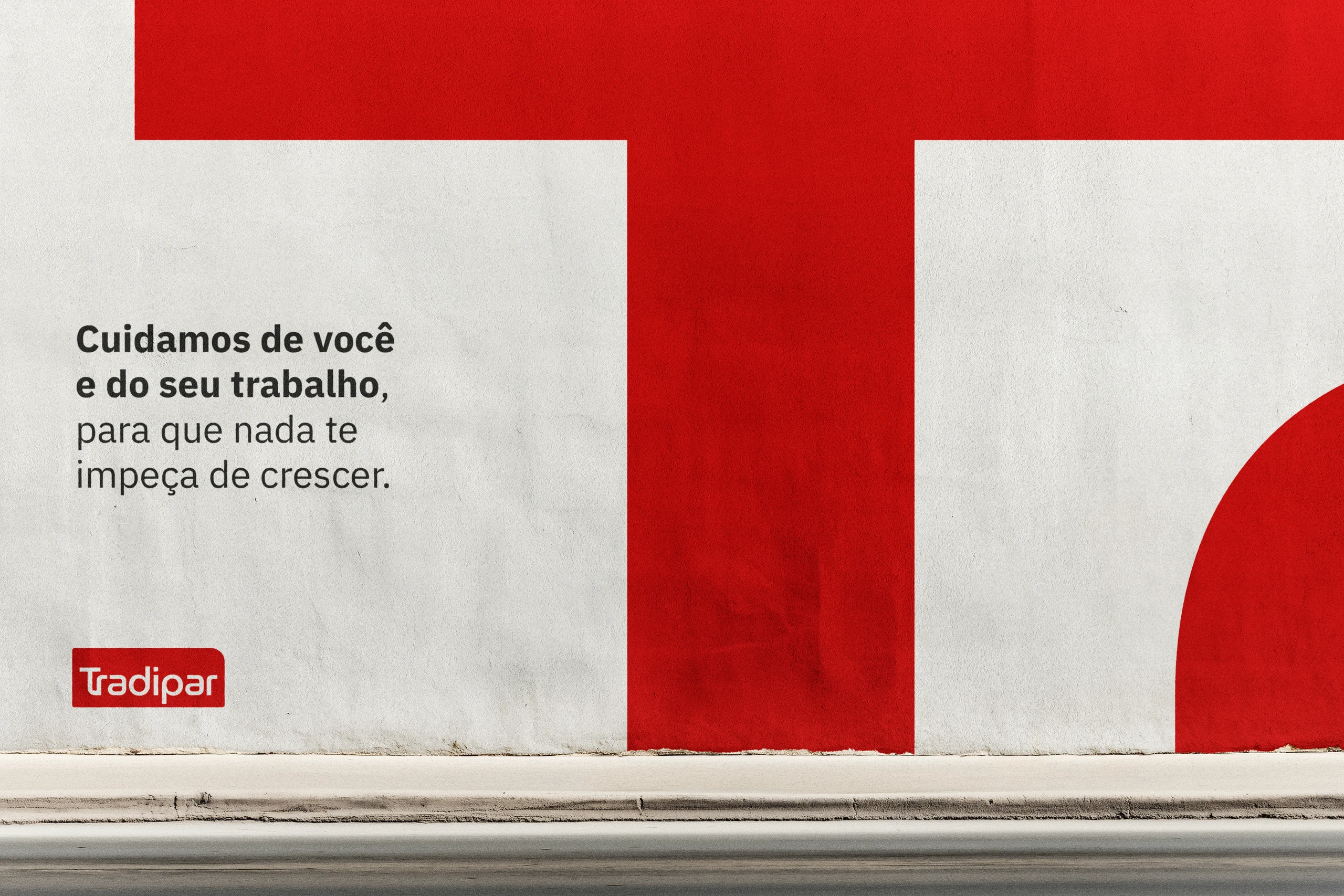 Parede com o grafismo Tr e a frase “Cuidamos de você e do seu trabalho”