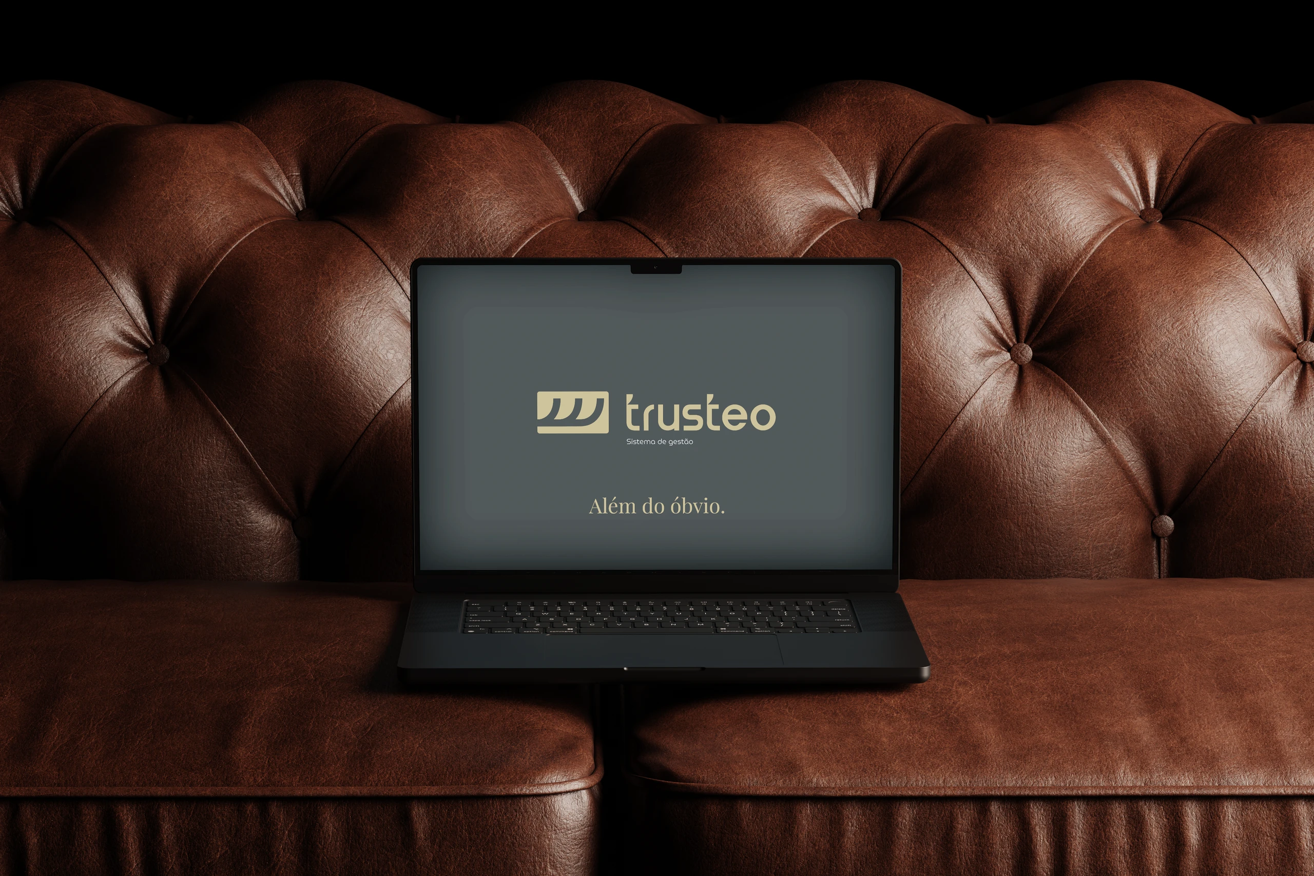 Notebook com a tela da Trusteo e “Além do óbvio.”